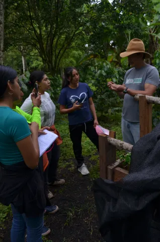 Práctica agroecológica en Galápagos con la Fundación FUNCAVID (foto 2)