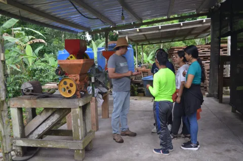Práctica agroecológica en Galápagos con la Fundación FUNCAVID (foto 5)