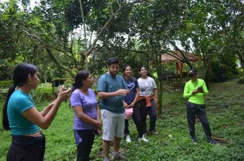 Práctica agroecológica en Galápagos con la Fundación FUNCAVID (foto 6)