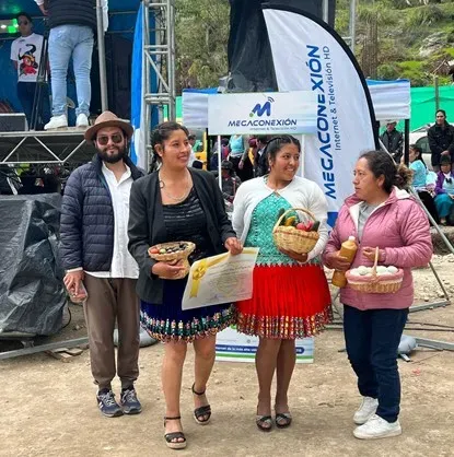 Participación de estudiantes de Agroecología en la Feria Agroecológica de la Parroquia Zhiña, Cantón Oña